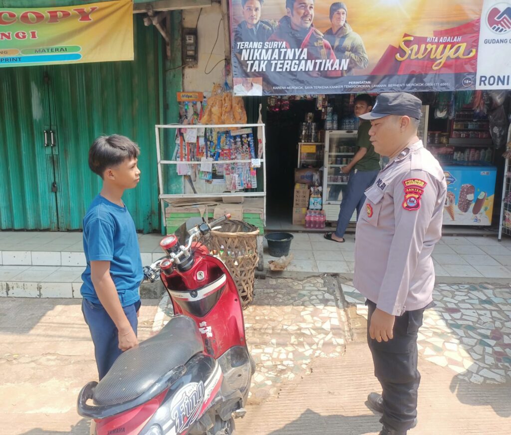 Personil Polsek Bojong Laksanakan Sambang di Desa Cijakan, Sampaikan Tata Cara Tertib Berlalu Lintas 4 WhatsApp Image 2024 05 21 at 13.57.00