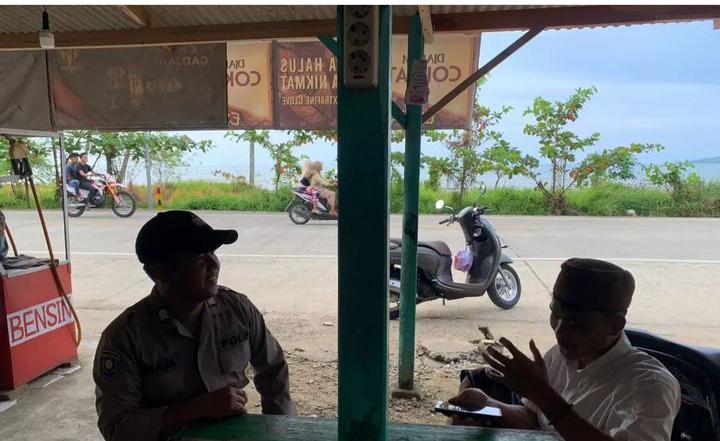 Bhabinkamtibmas Polsek Sumur Polres Pandeglang Jalin Sinergi dengan Warga Melalui Kegiatan Sambang 7 WhatsApp Image 2024 05 21 at 14.26.12