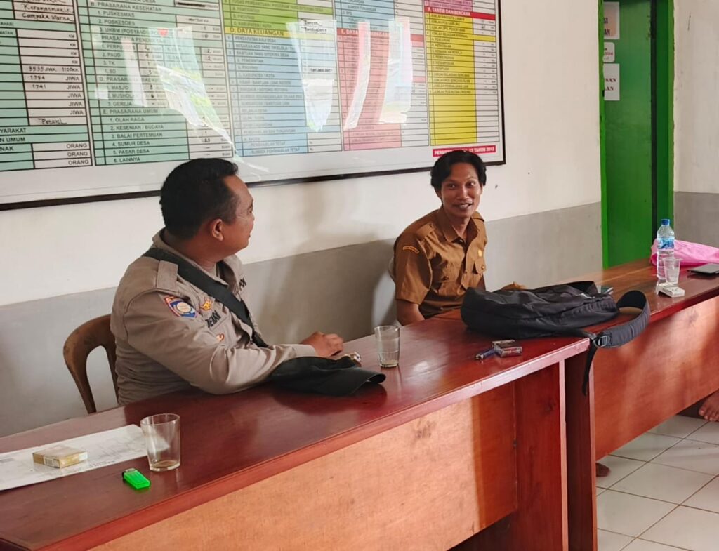 Bhabinkamtibmas Polsek Munjul Polres Pandeglang Sambangi Kantor Desa Bojongmanik 4 WhatsApp Image 2024 05 21 at 15.27.56