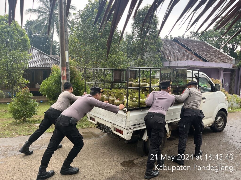 Sat Samapta Polres Pandeglang Berikan Pertolongan kepada Mobil Pengangkut Gas yang Mogok 6 WhatsApp Image 2024 05 21 at 19.07.23