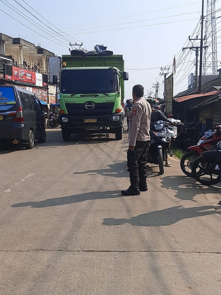 Polsek Bojong Polres Pandeglang Memastikan Kelancaran Arus Lalu lintas di Pasar Bojong 8 WhatsApp Image 2024 05 22 at 09.01.14