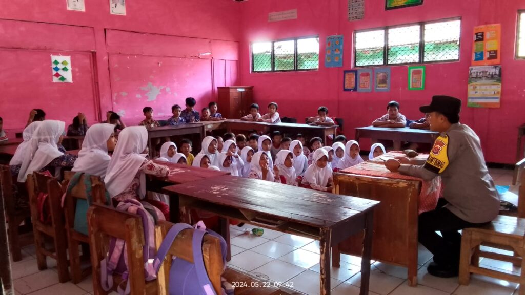 Bhabinkamtibmas Polsek Pagelaran Sosialisasikan Bahaya Kenakalan Remaja di SD Negeri 2 Sindanglaya 2 WhatsApp Image 2024 05 22 at 11.28.30