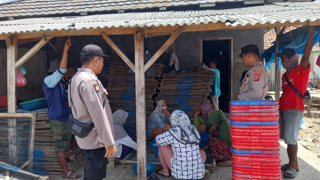 Polsek Sumur Polres Pandeglang Sambangi Pelelangan Ikan Asin, Berikan Himbauan Kamtibmas kepada Pekerja 1 WhatsApp Image 2024 05 22 at 11.39.27