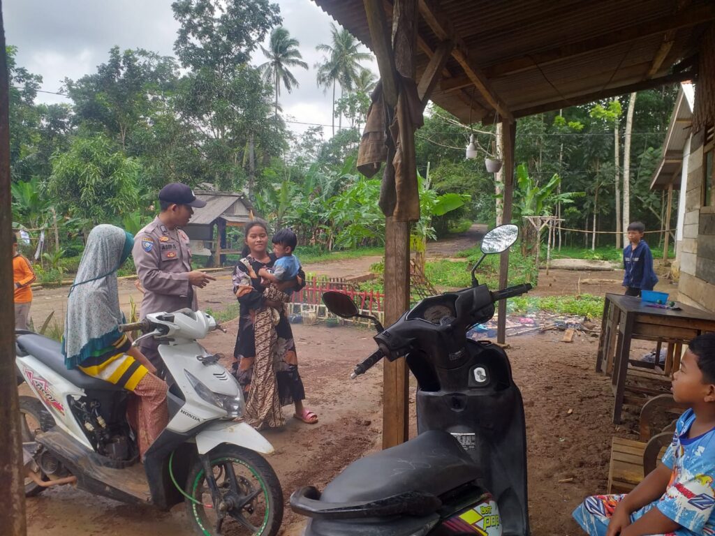 Kapolsek Cimanggu Polres Pandeglang Lakukan Kegiatan Sambang dan Dialogis untuk Tingkatkan Kesadaran Kamtibmas 6 WhatsApp Image 2024 05 22 at 21.26.48
