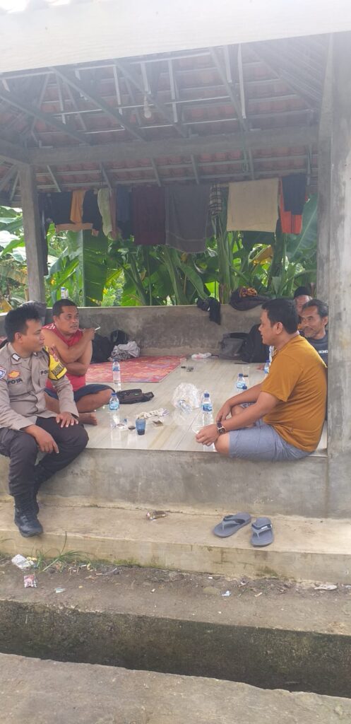 Bhabinkamtibmas Polsek Jiput Melaksanakan Patroli Dialogis untuk Mencegah Kriminalitas 7 WhatsApp Image 2024 05 22 at 21.38.37