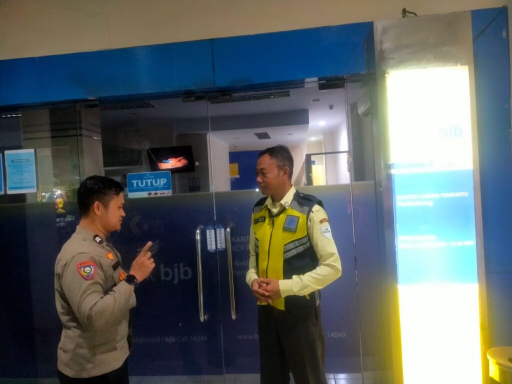 Polsek Panimbang Tingkatkan Keamanan di Sekitar Mesin ATM Bersama Security Bank 8 WhatsApp Image 2024 05 22 at 21.44.38