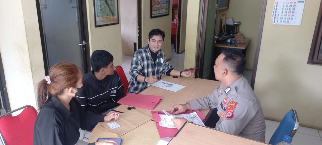 Bentuk Pelayanan Masyarakat yang Humanis Polsek Picung Layani Masyarakat Pembuatan SKCK di Mapolsek 3 WhatsApp Image 2024 05 23 at 01.14.12