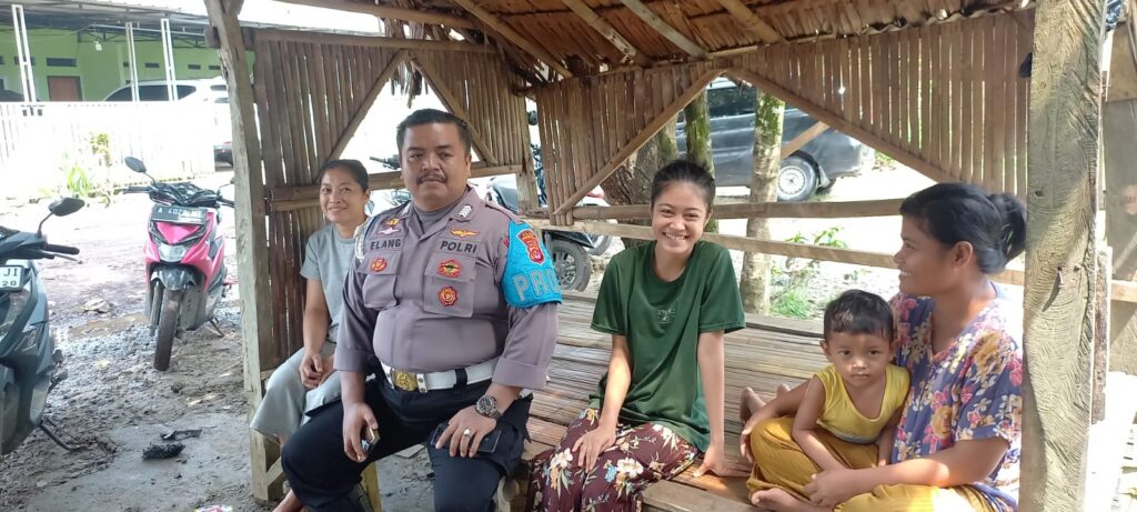 Kanit Propam Polsek Picung Polres Pandeglang Laksanakan Sambang ke Warga Desa Kolelet 4 WhatsApp Image 2024 05 23 at 01.14.34