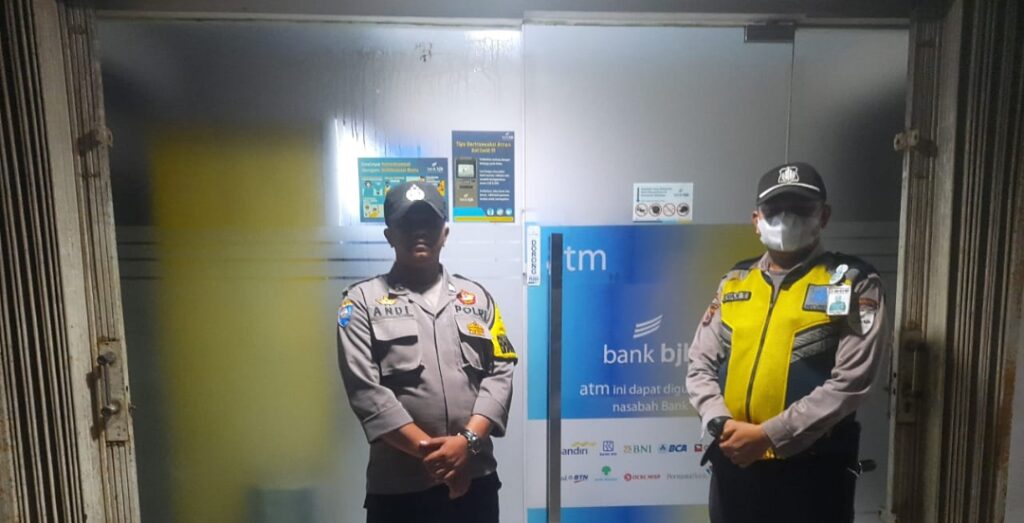 Patroli Bank Mandiri piket SPKT Polsek Picung Berikan Pesan Kamtibmas 6 WhatsApp Image 2024 05 23 at 01.15.27