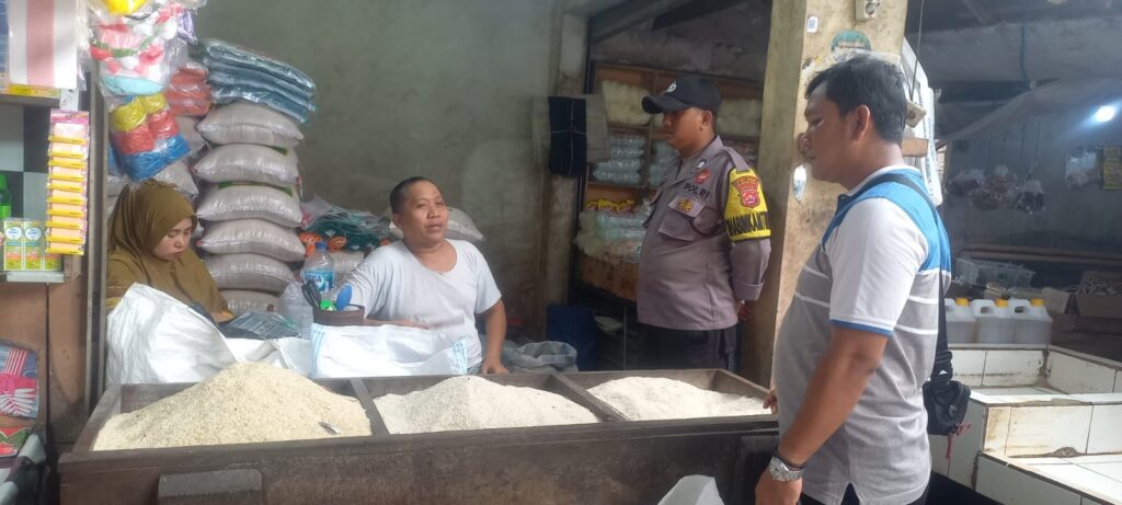 Cek Harga Sembako, Polsek Picung Polres Pandeglang Lakukan Monitoring di Pasar Picung 7 WhatsApp Image 2024 05 23 at 01.16.20