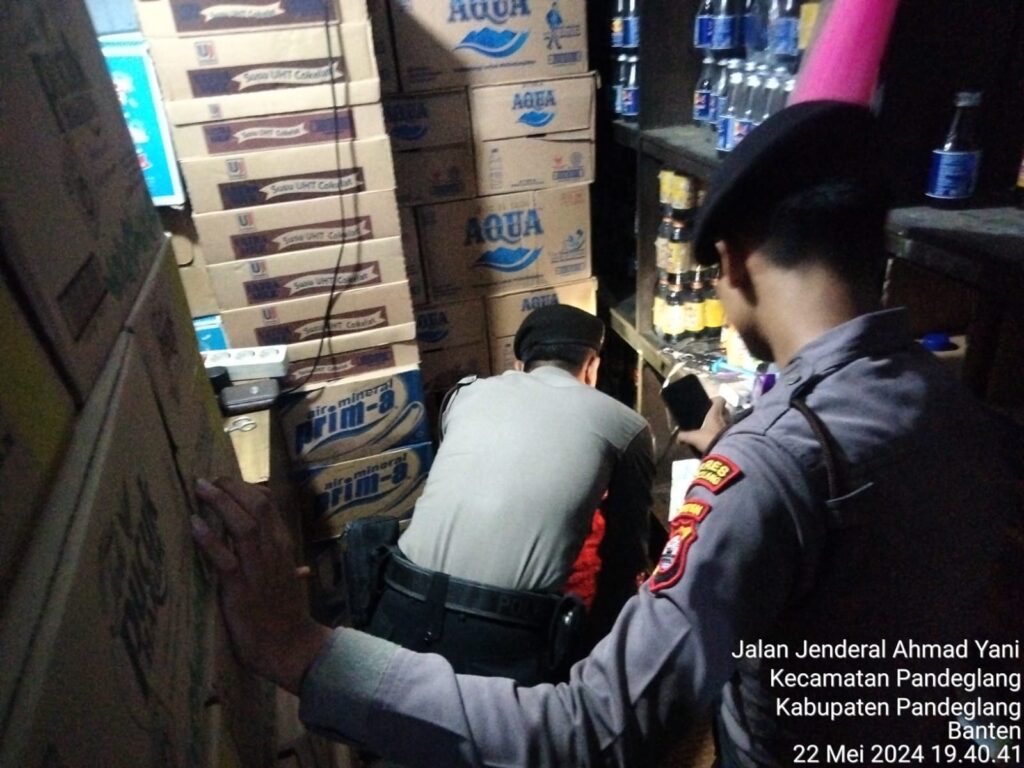 Polres Pandeglang Gelar Operasi Pekat, Sita 17 Botol Minuman Keras di Cipacung 4 WhatsApp Image 2024 05 23 at 06.00.27