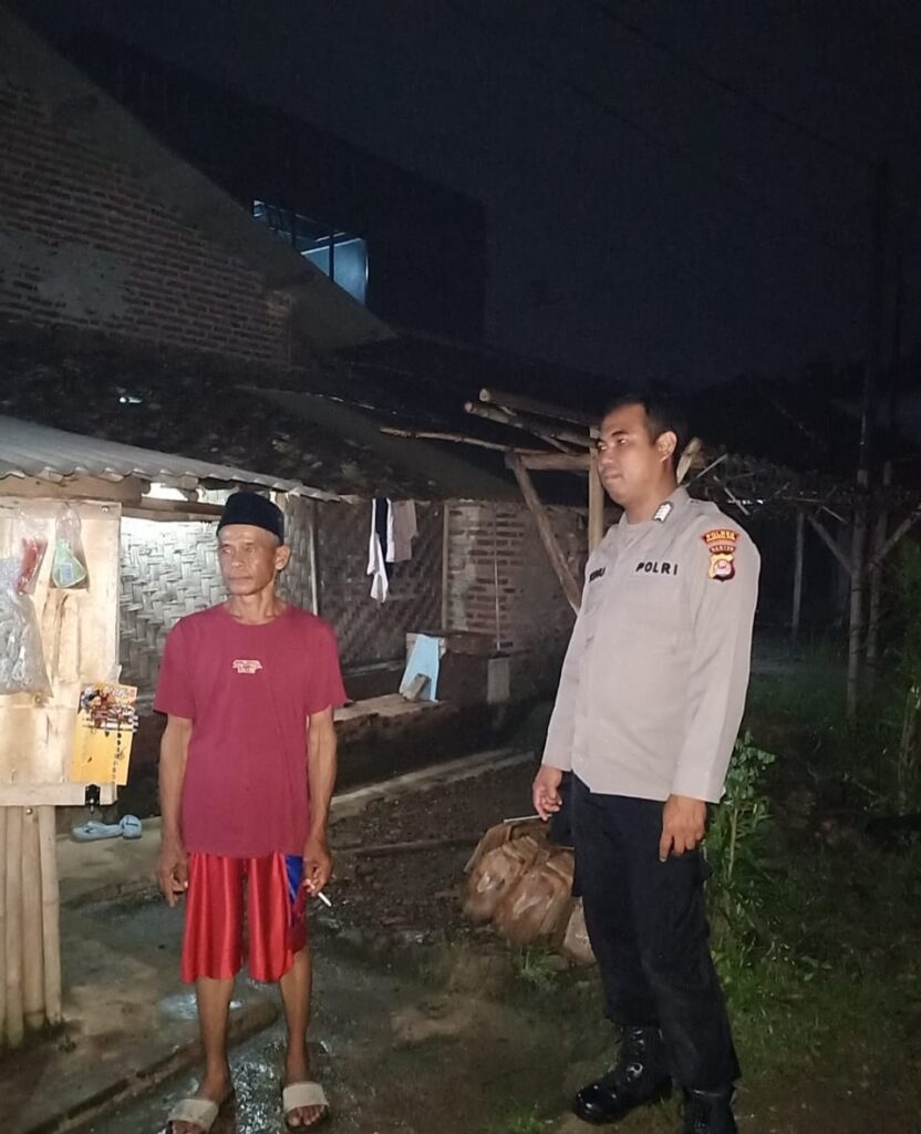 Polsek Cadasari Polres Pandeglang Lakukan Kunjungan Malam Hari ke Warga 8 WhatsApp Image 2024 05 23 at 06.13.45