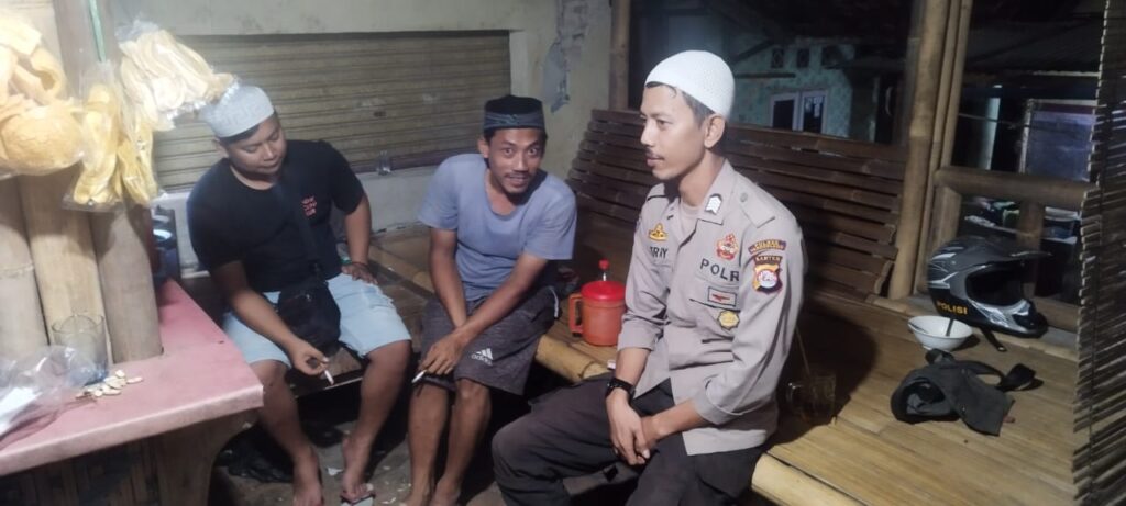 Bhabinkamtibmas Polsek Bojong Kontrol Aktivitas Ronda Malam Warga 10 WhatsApp Image 2024 05 23 at 11.25.07