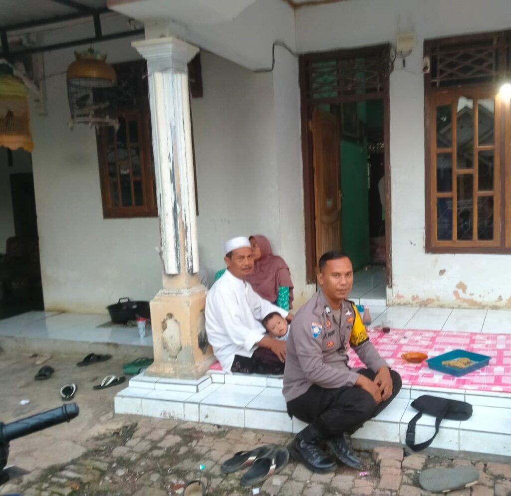Bhabinkamtibmas Polsek Angsana Polres Pandeglang Sambangi Masyarakat dan Berikan Pesan Kamtibmas 7 WhatsApp Image 2024 05 25 at 19.07.13