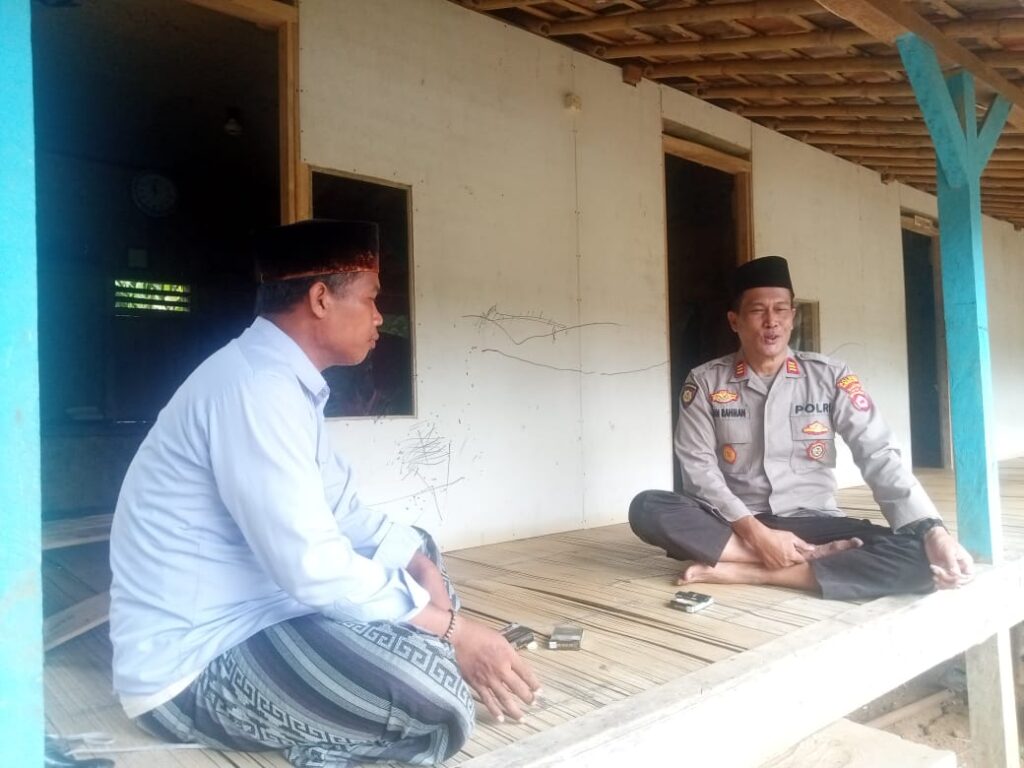 Kapolsek Angsana Polres Pandeglang AKP Eman Rahman Sambangi Tokoh Agama Desa Sumurlaban dan Berikan Pesan Kamtibmas 8 WhatsApp Image 2024 05 25 at 19.15.07