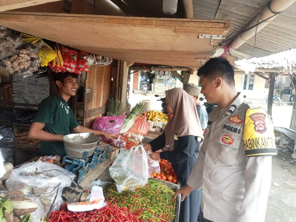 Bhabinkamtibmas Polsek Pagelaran Melakukan Cek Harga Bahan Pokok di Pasar Pagelaran 2 WhatsApp Image 2024 05 25 at 20.12.33