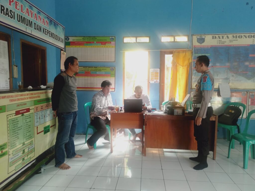 Jaga Sinergitas dengan Perangkat Desa, Polsek Jiput Sambangi Kantor Desa 3 WhatsApp Image 2024 05 25 at 21.19.23