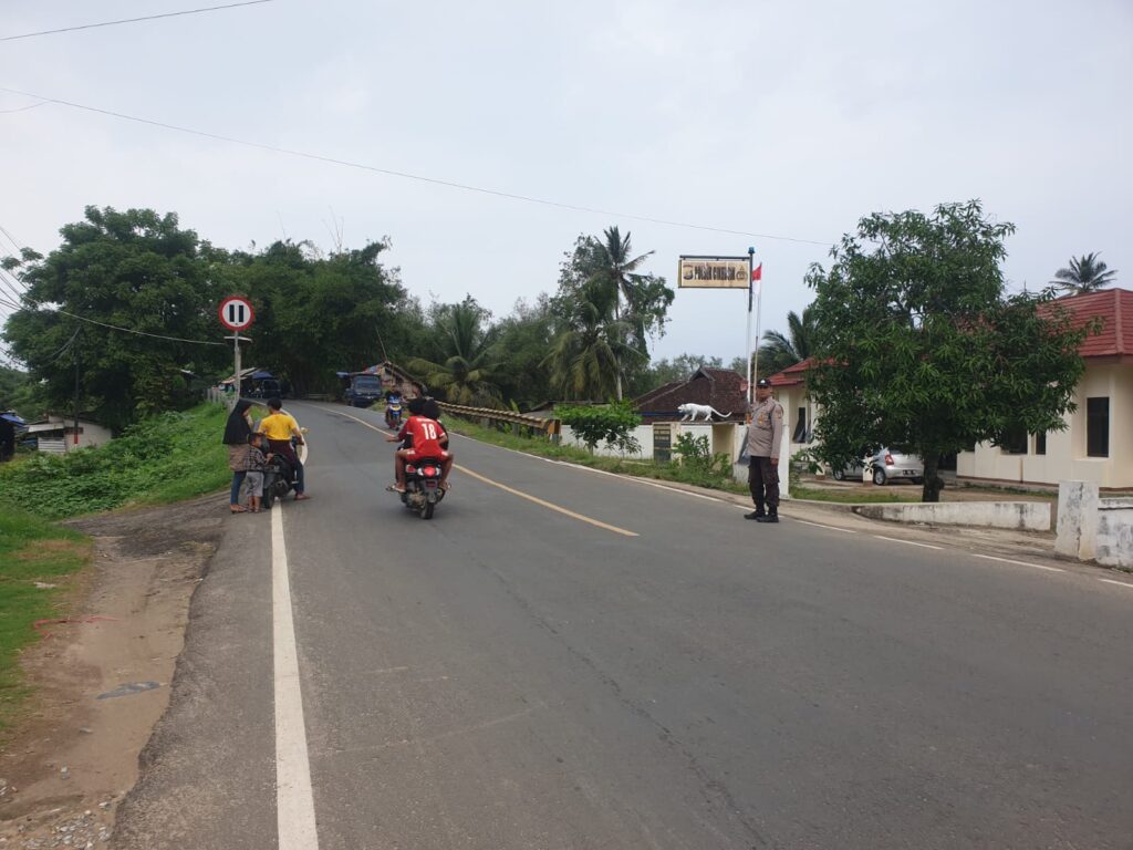 Aipda Ade Supana, Sosok Polisi Sigap Pengatur Lalu Lintas di Depan Polsek Cikeusik 7 WhatsApp Image 2024 05 25 at 21.51.38