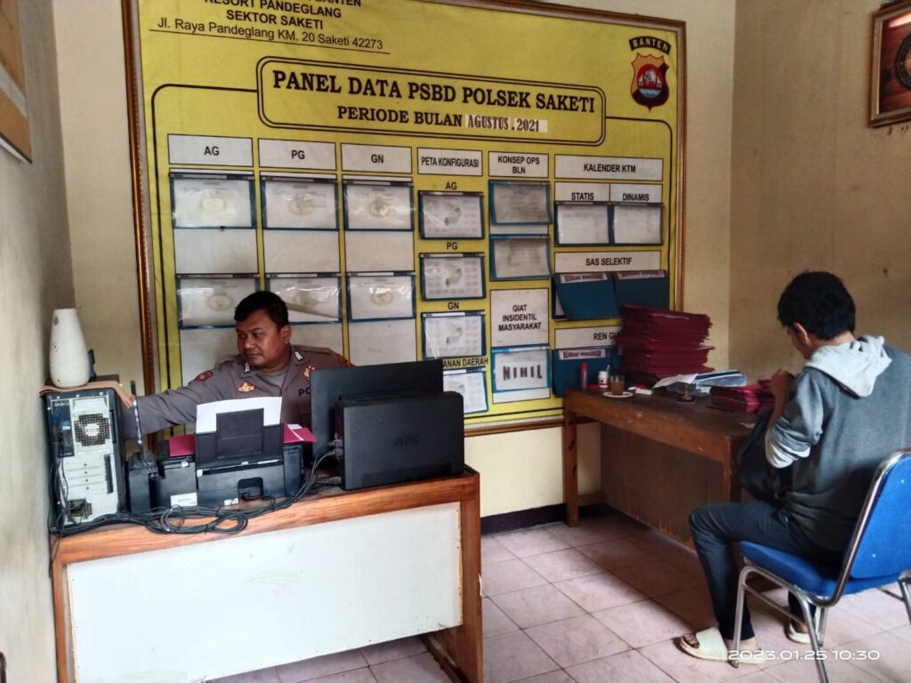 Polsek Saketi Berikan Pelayanan Prima Pembuatan SKCK pada Akhir Pekan 9 WhatsApp Image 2024 05 25 at 22.07.53