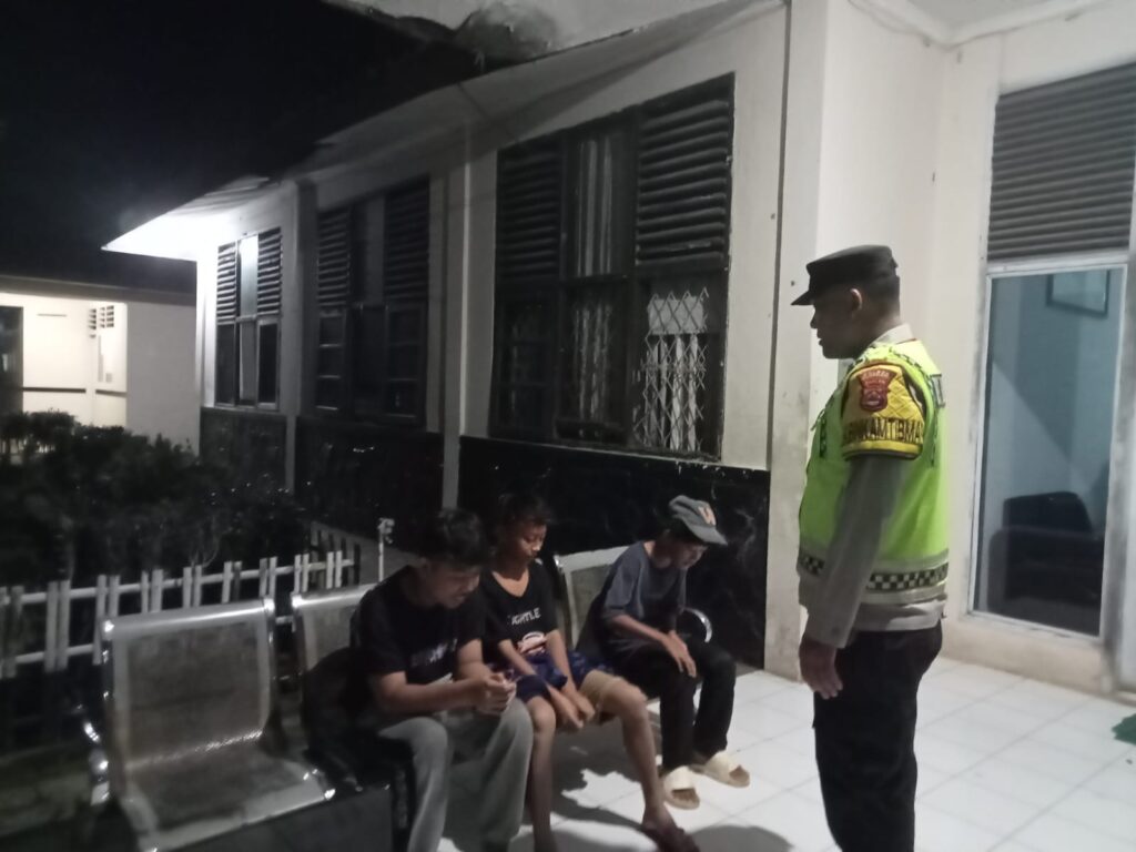 Polsek Cikedal Beri Himbauan kepada Remaja yang Nongkrong Melebihi Jam Malam 8 WhatsApp Image 2024 05 27 at 08.06.27