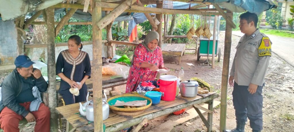 Bhabinkamtibmas Polsek Cadasari Desa Sukajaya Sambangi Masyarakat dalam Kegiatan Rutin 10 WhatsApp Image 2024 05 27 at 16.00.53