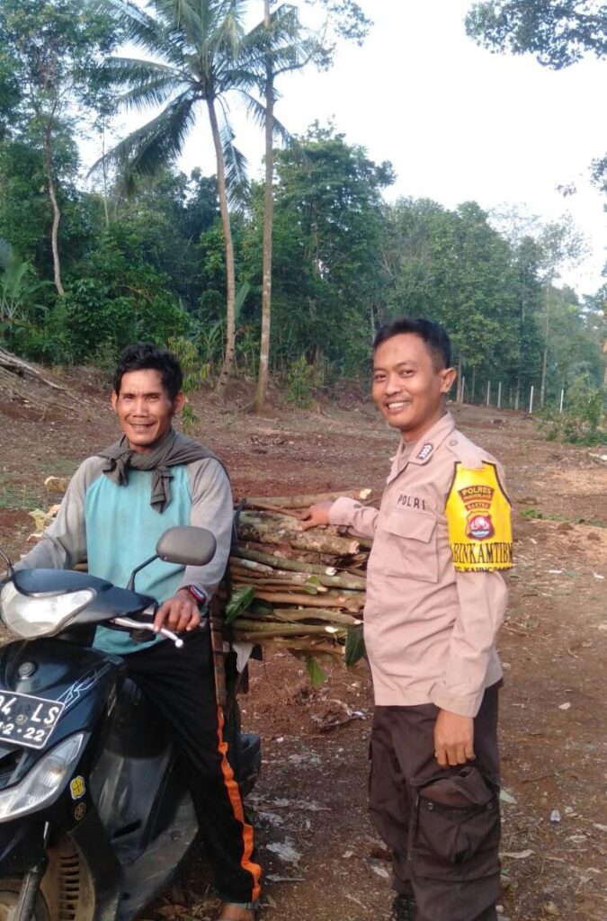 Bhabinkamtibmas Polsek Cadasari Sambangi Warga yang Sedang Mencari Kayu Bakar 7 WhatsApp Image 2024 05 27 at 16.13.20