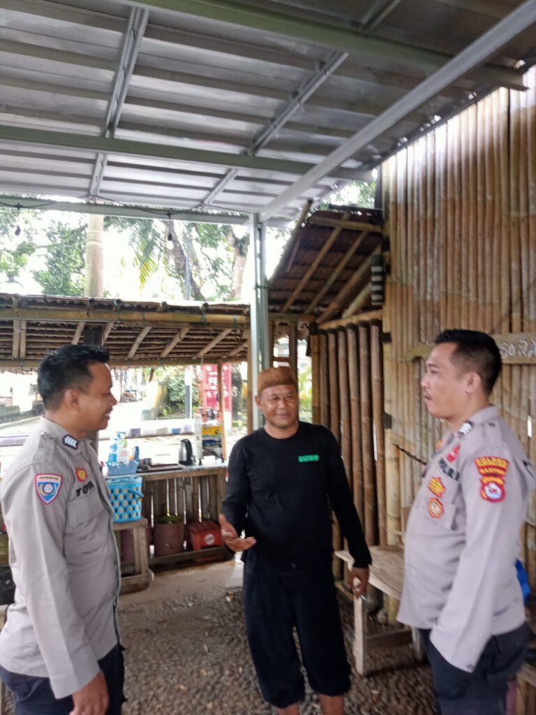 Jaga Kondusifitas Polsek Jiput Laksanakan Patroli KRYD Sampaikan Pesan Kamtibmas 4 WhatsApp Image 2024 05 27 at 16.19.26