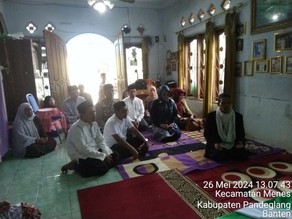Kapolsek Menes Mendampingi Bupati Pandeglang Berkunjung dan Bertakziah Kepada Hj. Enong Latifah 1 WhatsApp Image 2024 05 27 at 16.29.31