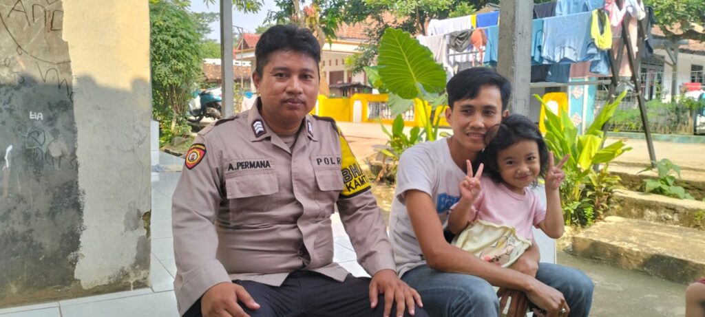 Kunjungan Bhabinkamtibmas Polsek Cadasari ke Rumah Warga di Desa Sukajaya 8 WhatsApp Image 2024 05 28 at 13.07.11