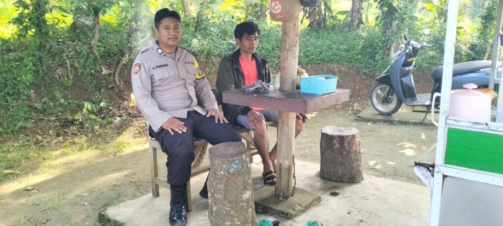 Bhabinkamtibmas Polsek Cadasari Desa Koroncong Sambangi Warga, Berikan Pesan Kamtibmas 10 WhatsApp Image 2024 05 28 at 13.24.25