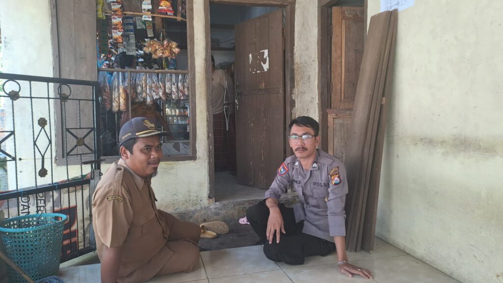 Bhabinkamtibmas Polsek Mandalawangi Polres Pandeglang Rutin Keliling Sambangi Warga 1 WhatsApp Image 2024 05 28 at 14.05.45