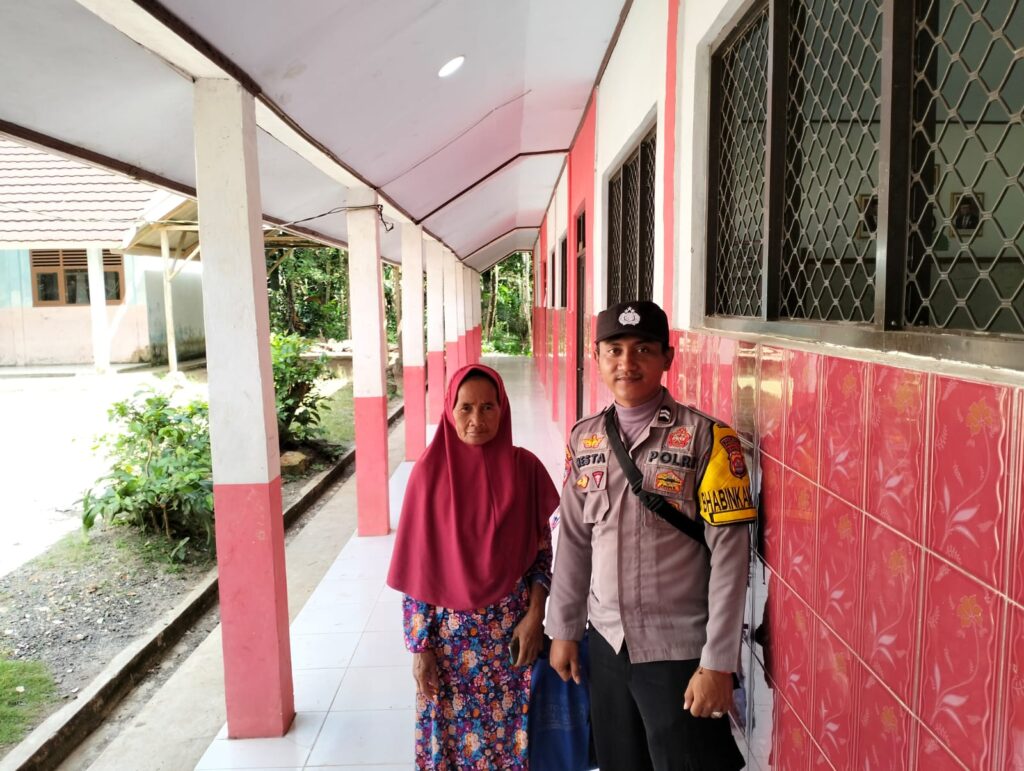 Bhabinkamtibmas Polsek Cikeusik Sambangi Pedagang di SDN 1 Cikeusik 3 WhatsApp Image 2024 05 28 at 14.55.58