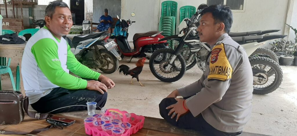 Bhabinkamtibmas Polsek Cikeusik Sambangi Tokoh Masyarakat Desa Cikeusik untuk Jalin Silaturahmi 5 WhatsApp Image 2024 05 28 at 14.56.19