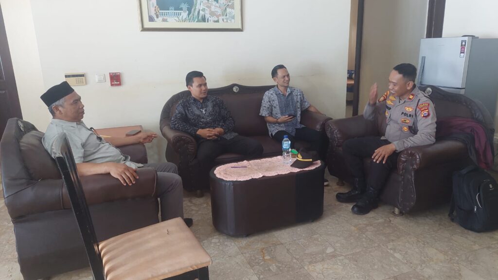 Polres Carita: Kapolsek Carita dan Tim Intelkam Awasi Tes Wawancara Calon Anggota Panwaslu Desa Se-Kecamatan Carita 8 WhatsApp Image 2024 05 28 at 15.06.54