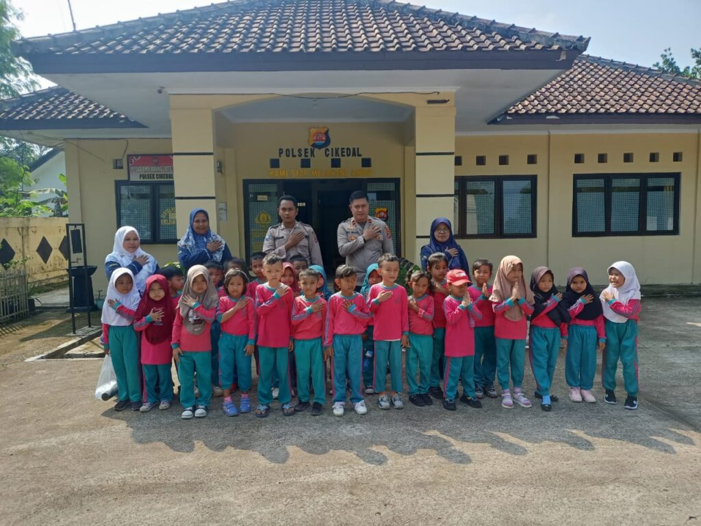 Siswa-Siswi RA LA TAFRIQ Seru Belajar di Polsek Cikedal 10 WhatsApp Image 2024 05 28 at 15.44.50