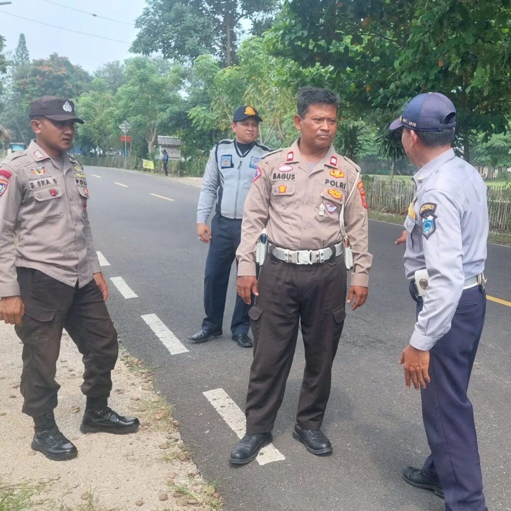 Polsek Carita Bersama Dishub Kabupaten Pandeglang Gelar Operasi Penertiban Kendaraan Umum di Terminal Carita 1 WhatsApp Image 2024 05 28 at 15.50.09