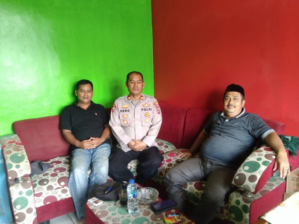 Silaturahmi Kapolsek Menes Polres Pandeglang dengan Kepala Desa Kananga dan Tokoh Pemuda 2 WhatsApp Image 2024 05 28 at 16.02.51