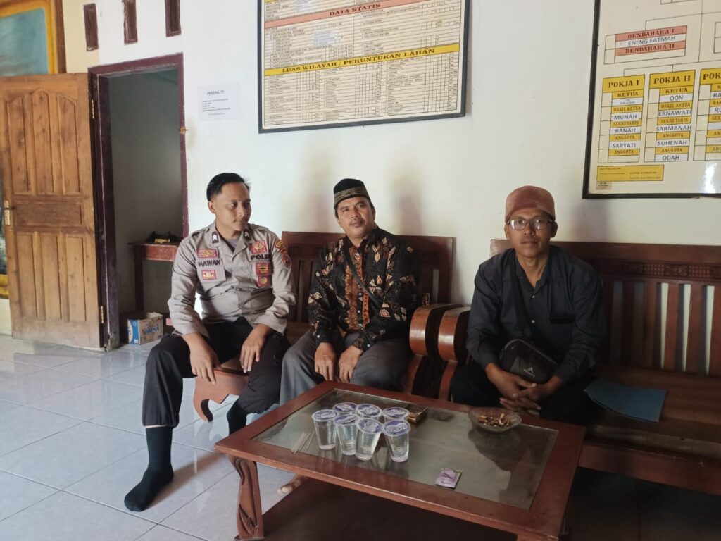 Polsek Cibaliung Jalin Silaturahmi dan Imbau Kamtibmas Melalui Sambang Dialogis 4 WhatsApp Image 2024 05 28 at 17.05.31