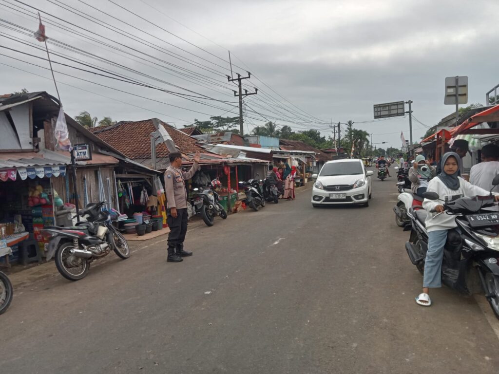 Ciptakan Kamtibcar Lantas, Personil Polsek Jiput Laksanakan Pengaturan Lalu Lintas 5 WhatsApp Image 2024 05 28 at 17.49.18