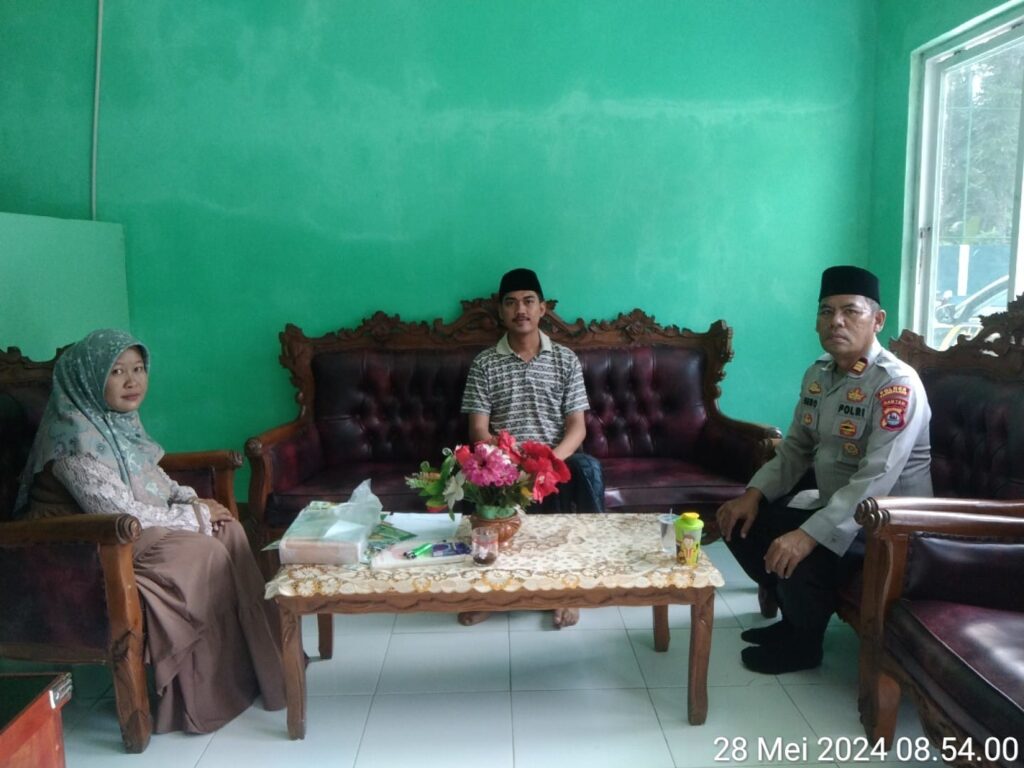 Kapolsek Menes Kunjungi Ponpes Daar El-Hikmah Pimpinan Ust. Reihan Ahla Buldan 6 WhatsApp Image 2024 05 28 at 18.56.35