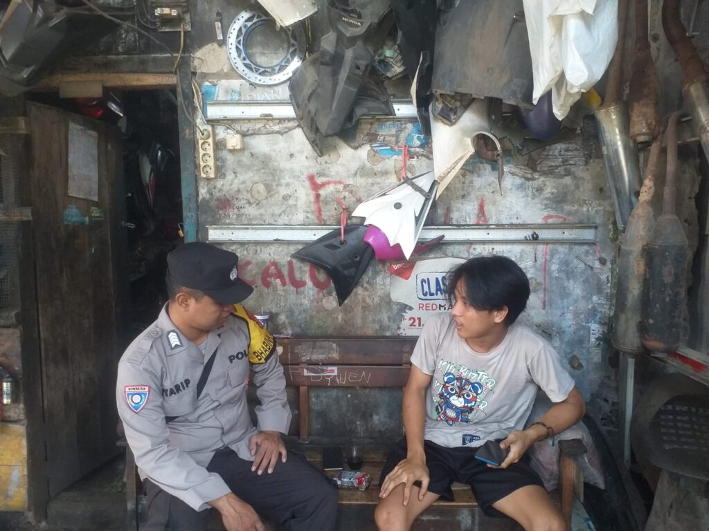 Polsek Menes Sambangi Bengkel Motor dan Himbau Pedagang Spare Part Bekas di Menes Pandeglang 7 WhatsApp Image 2024 05 28 at 19.05.57