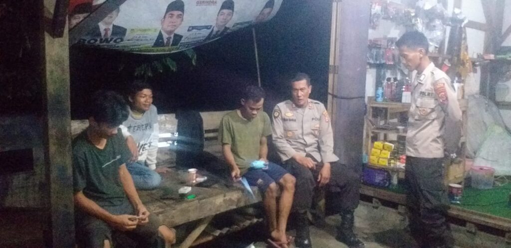 Dekatkan Diri dengan Masyarakat, Kapolsek Angsana Polres Pandeglang Sambangi Warga Desa Sumurlaban 9 WhatsApp Image 2024 05 28 at 19.56.07