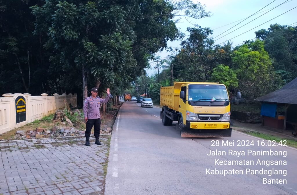 Anggota Piket Polsek Angsana Polres Pandeglang Laksanakan Strongpoint Sore 10 WhatsApp Image 2024 05 28 at 19.56.23