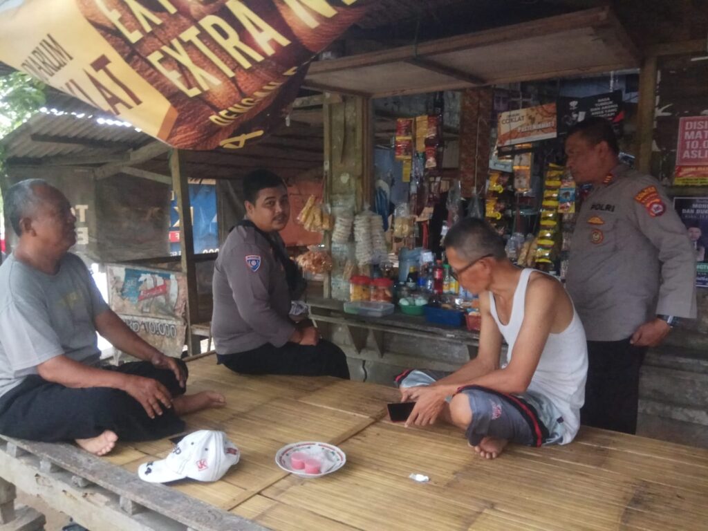 Bhabinkamtibmas Polsek Angsana Polres Pandeglang Sambangi Masyarakat Desa Kramatmanik dan Ajak Warga Jaga Kamtibmas 4 WhatsApp Image 2024 05 28 at 19.57.19