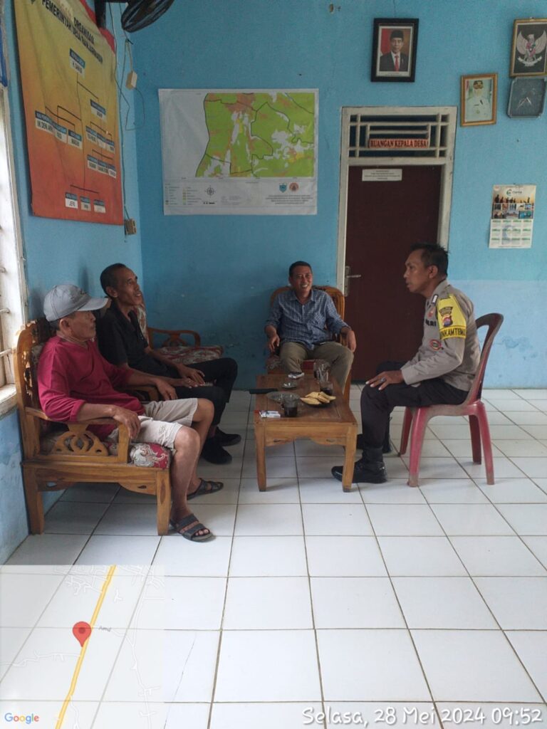 Bhabinkamtibmas Polsek Carita, Bripka Yudi, Sambangi Kantor Desa 6 WhatsApp Image 2024 05 28 at 20.28.19