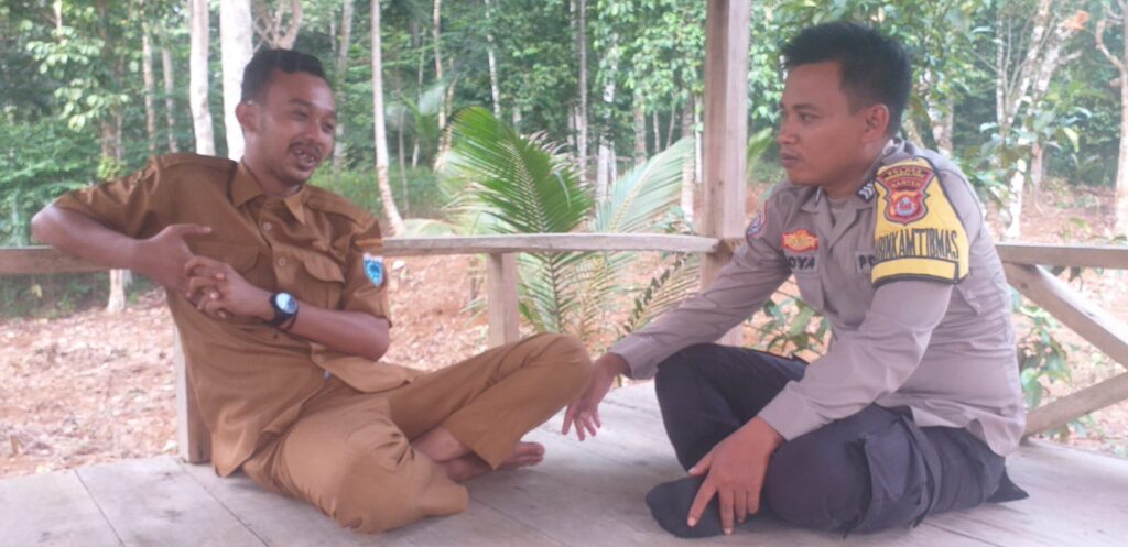 Cegah Kriminalitas, Bhabinkamtibmas Polsek Jiput Rutin Patroli Dialogis 7 WhatsApp Image 2024 05 28 at 20.50.59