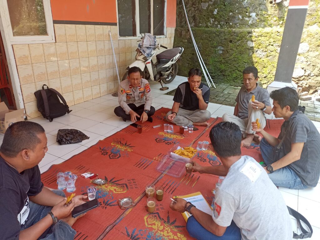 Sambang Bhabinkamtibmas Polsek Saketi, Wujudkan Kehadiran Polri di Tengah Warga 10 WhatsApp Image 2024 05 28 at 21.42.01