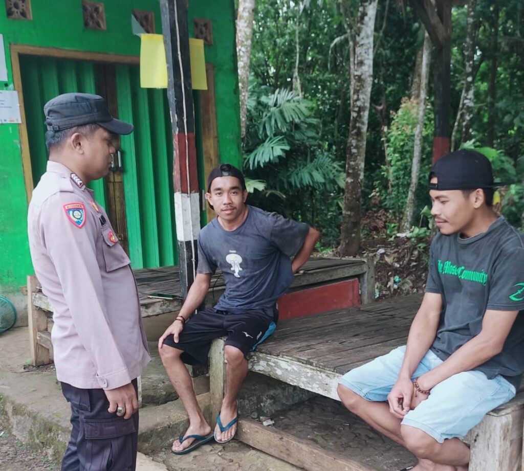 Bhabinkamtibmas Polsek Cimanggu Polres Pandeglang Rutin Laksanakan Sambang Untuk Wujudkan Sinergitas dengan warga 7 WhatsApp Image 2024 05 29 at 22.24.30