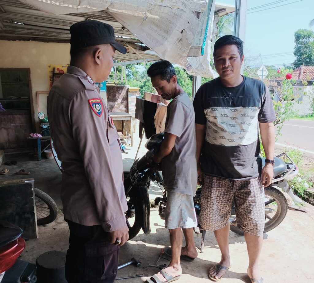 Edukasi Media Sosial, Bhabinkamtibmas Polsek Cimanggu Sambangi Warga Binaan 8 WhatsApp Image 2024 05 29 at 22.28.26