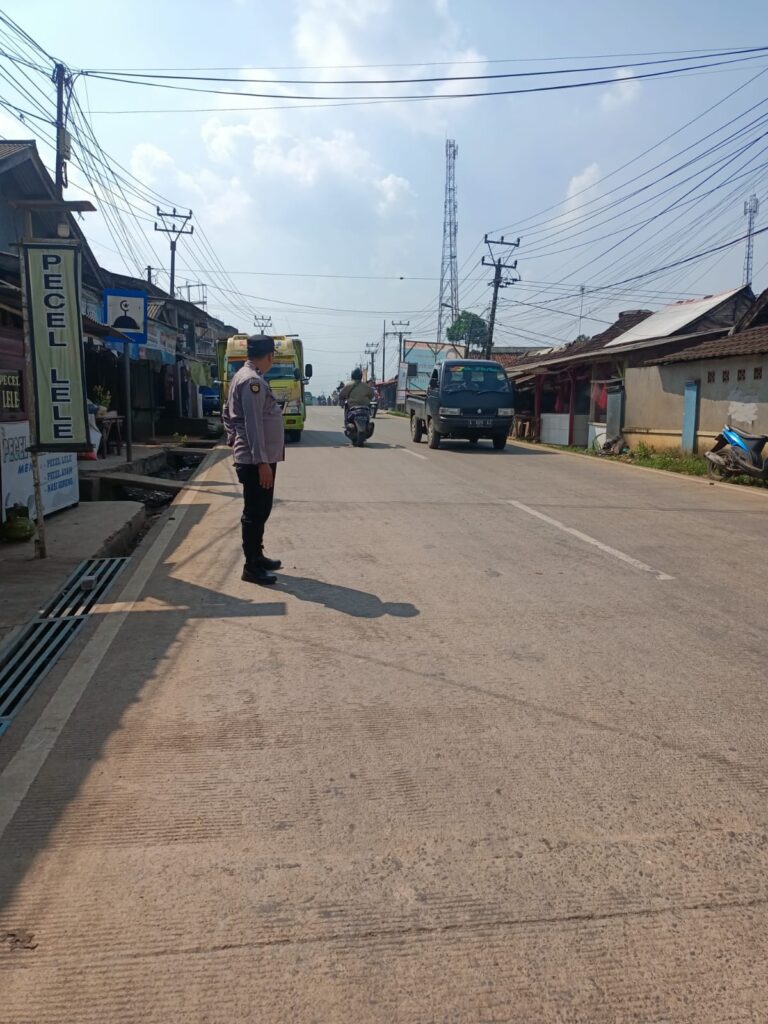 Polsek Bojong Polres Pandeglang Laksanakan Pengaturan Arus Lalu Lintas Di Pasar Bojong 3 WhatsApp Image 2024 05 30 at 08.55.01